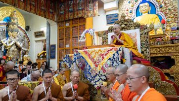 ཨེ་ཤ་ཡའི་དད་ལྡན་ཆོས་ཞུ་བར་བྱང་ཆུབ་སེམས་འགྲེལ་གྱི་གསུང་ཆོས་གནང་བ། 