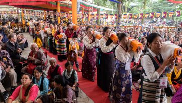 ཚོ་ཁག་དྲུག་གིས་ཚེ་སྒྲུབ་ཡང་སྙིང་ཀུན་འདུས་ཀྱི་ཆོ་གའི་སྒོ་ནས་བརྟན་བཞུགས་བསྟར་འབུལ་ཞུས་པ།