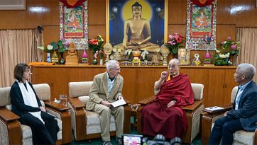 བཞུགས་སྒར་ཕོ་བྲང་དུ་སེམས་དང་སྲོག་གི་བགྲོ་གླེང་བསྐྱངས་པ།