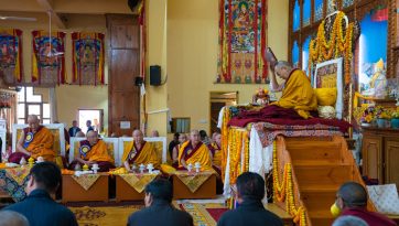 རྒྱུད་ཆེན་ཡབ་སྲས་གསུམ་གྱི་རྗེས་དྲན་བགྲོ་གླེང་ལ་ཆིབས་བསྒྱུར་བསྐྱངས་པ།