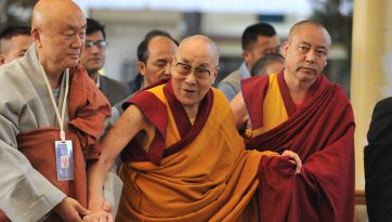 ཀོ་རི་ཡའི་དད་ལྡན་ཆོས་ཞུ་བར་གསུང་ཆོས་དབུ་འཛུགས་མཛད་པ།