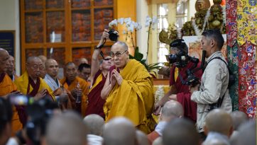 ཀོ་རི་ཡའི་དད་ལྡན་ཆོས་ཞུ་བ་གཙོ་བོར་གྱུར་པའི་སེར་སྐྱ་མི་མང་ལ་གསུང་ཆོས་གནང་སྒོ་ལེགས་པར་གྲུབ་པ།