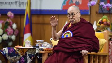 བཙན་བྱོལ་བོད་མིའི་ཆོས་ཚོགས་ཐེངས་བཅུ་བཞི་པའི་ཚོགས་མགོན་དུ་ཆིབས་བསྒྱུར་བསྐྱངས་པ།