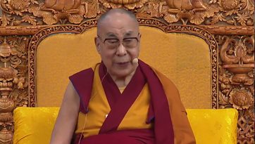 དབུ་མ་བཞི་བརྒྱ་པའི་བགྲོ་གླེང་ཚོགས་མགོན་དུ་ཆིབས་བསྒྱུར་བསྐྱངས་པ།