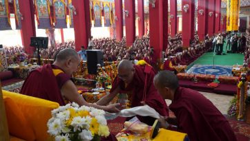 དགའ་ལྡན་རྣམ་པར་རྒྱལ་བའི་གླིང་དུ་༸ཞབས་སོར་འཁོད་པ།