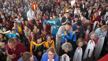 རྗེ་ཙོང་ཁ་པའི་དྲུག་བརྒྱའི་རྗེས་དྲན་གྱི་རྒྱལ་སྤྱིའི་མཁས་པའི་བགྲོ་གླེང་ལ་དབུ་བཞུགས་མཛད་པ།