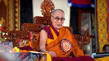 རྗེ་ཙོང་ཁ་པ་ཆེན་པོ་སྐུ་ཞི་བར་གཤེགས་ནས་མི་ལོ་ ༦༠༠ འཁོར་བའི་རྗེས་དྲན་མཛད་སྒོར་ཆིབས་བསྒྱུར་བསྐྱངས་པ།