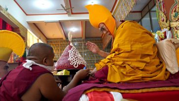 རྒྱལ་སྤྱིའི་དགེ་ལྡན་ལྷན་ཚོགས་དང་གདན་གསུམ་ཐུན་མོང་གིས་བརྟན་བཞུགས་བསྟར་འབུལ་ཞུས་པ།