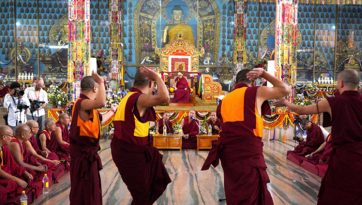 བྱང་རྩེ་གྲྭ་ཚང་གི་གཞུང་ཆེན་རྩོད་རྒྱུགས་ལ་གཟིགས་ཞིབ་དང་བཀའ་སློབ་སྩལ་བ།