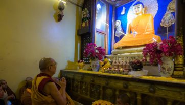 རྡོར་གདན་མཆོད་རྟེན་ཆེན་མོར་གནས་མཇལ་མཛད་པ།