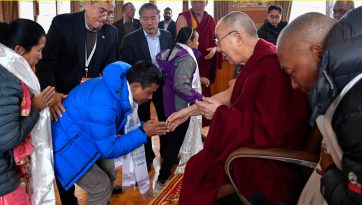 རྒྱ་རིགས་ཁག་གཅིག་ལ་མཇལ་ཁ་དང་བཀའ་སློབ་སྩལ་བ།
