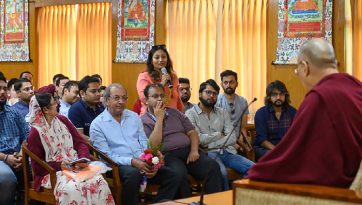 ཚོང་ལས་འགོ་ཁྲིད་དང་ཁྱད་ལས་པ་རྣམས་ལ་བཀའ་སློབ་སྩལ་བ།