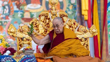 སྤྱན་རས་གཟིགས་ཕྱག་སྟོང་སྤྱན་སྟོང་གི་བཀའ་དབང་སྩལ་བ།