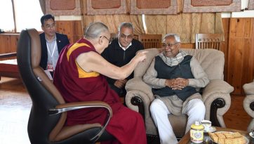 དད་ལྡན་བརྒྱ་ཕྲག་གཉིས་ལ་མཇལ་ཁ་དང་བྷི་ཧར་མངའ་སྡེའི་བློན་ཆེན་གྱིས་མཇལ་བཅར་ཞུས་པ། 