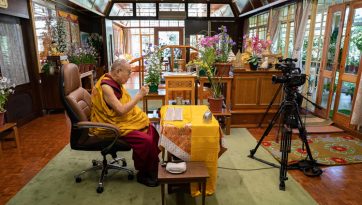 དྲ་ལམ་བརྒྱུད་དབུ་མ་རིན་ཆེན་ཕྲེང་བའི་གསུང་ཆོས་གནང་སྒོ་ལེགས་པར་གྲུབ་པ།