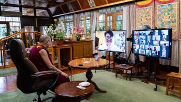 ལྷོ་ཤར་ཨེ་ཤ་ཡའི་གཞོན་སྐྱེས་རྣམས་ལ་དྲ་ལམ་བརྒྱུད་བཀའ་སློབ་སྩལ་བ། 