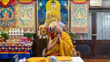 ལྔ་མཆོད་ཉིན་རྟེན་འབྲེལ་བསྟོད་པ་དང་ལམ་རིམ་བསྡུས་དོན་གྱི་ཆོས་འབྲེལ་བཀའ་དྲིན་སྩལ་བ།