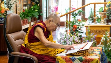 ལ་དྭགས་ཀྱི་དད་ལྡན་སེར་སྐྱ་མི་མང་ལ་དྲ་ལམ་བརྒྱུད་བྱང་ཆུབ་ལམ་སྒྲོན་གྱི་གསུང་ཆོས་གནང་སྒོ་ལེགས་པར་གྲུབ་པ།