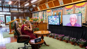 བདེ་སྐྱིད་སྔར་ལས་ལྷག་པའི་འཛམ་གླིང་བསྐྲུན་ཚུལ་ཞེས་པའི་བརྗོད་གཞིའི་ཐོག་བགྲོ་གླེང་མཛད་པ། 