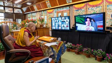 ཨིནྡི་ནེ་ཤི་ཡའི་རྒྱལ་ཡོངས་སློབ་གྲྭ་ཁག་གི་སློབ་ཕྲུག་རྣམས་ལ་ནང་ཆོས་ངོ་སྤྲོད་དང་དྲི་བར་བཀའ་ལན་སྩལ་བ།