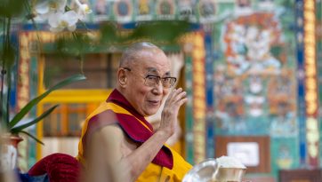 གནས་བརྟན་སྡེ་པའི་ལུགས་ཀྱི་ས་ཟླའི་དུས་ཆེན་ལ་གསུང་འཕྲིན་དང་དུས་འཁོར་སྒྲུབ་མཆོད་ཀྱི་ཚོགས་མགོན་དུ་དབུ་བཞུགས་མཛད་པ།