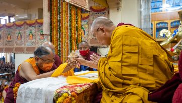 དཔལ་ལྡན་ས་སྐྱ་བས་སྤྱི་ནོར་༸གོང་ས་༸སྐྱབས་མགོན་ཆེན་པོ་མཆོག་ལ་བརྟན་བཞུགས་འདེགས་འབུལ་ཞུས་པ།