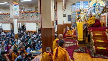 བོད་རིགས་ན་གཞོན་རྣམས་ལ་ནང་ཆོས་ངོ་སྤྲོད་དབུ་འཛུགས་མཛད་པ།