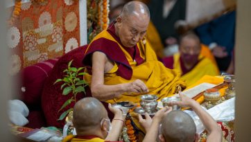 སྤྱན་རས་གཟིགས་རྒྱལ་བ་རྒྱ་མཚོའི་བཀའ་དབང་གི་སྔོན་འགྲོའི་སྟ་གོན་མཛད་པ། 