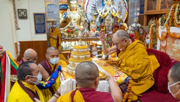 ས་ཟླའི་དུས་ཆེན་ལ་སྤྱན་རས་གཟིགས་རྒྱལ་བ་རྒྱ་མཚོའི་བཀའ་དབང་གི་ཆོས་འབྲེལ་གནང་བ།