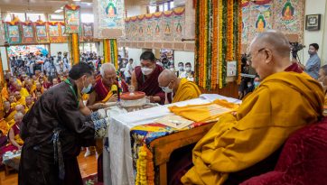 ཚོགས་སྡེ་ཁག་ལྔས་བརྟན་བཞུགས་བསྟར་འབུལ་ཞུས་པ། 