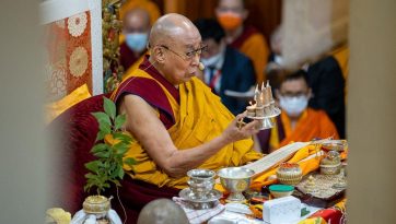 བདེ་མཆོག་ལཱུ་ཨི་པའི་བཀའ་དབང་གི་སྟ་གོན་མཛད་པ། 