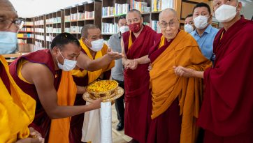 ཤེས་རབ་སྐྱེད་ཚལ་གླིང་དུ་སློབ་ཕྲུག་ཉིས་སྟོང་བརྒལ་བར་ཆོས་ལུགས་དང་མ་འབྲེལ་བའི་སྤྱོད་བཟང་གི་སྐོར་ལ་བཀའ་སློབ་སྩལ་བ། 