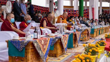 སྤྱི་ནོར་༸གོང་ས་༸སྐྱབས་མགོན་ཆེན་པོ་མཆོག་ལ་དཔལ་རྔམ་གཟེངས་རྟགས་འབུལ་བཞེས། 