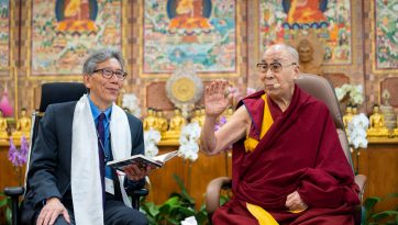 རྩོད་རྙོག་ཅན་གྱི་ས་ཁུལ་གྱི་གཞོན་སྐྱེས་མགོ་ཁྲིད་ཁག་ཅིག་ལ་བཀའ་སློབ་དང་དྲི་བར་བཀའ་ལན་སྩལ་བ། 