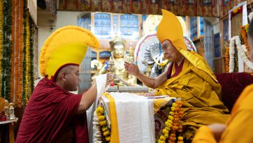  བོད་ཁྱིམ་དང་བྱང་ཨ་རིའི་བོད་རིགས་སྤྱི་མཐུན་ཚོགས་པ་ཁག་གིས་བརྟན་བཞུགས་བསྟར་འབུལ། 