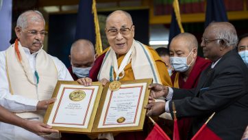 གྷན་དྷི་མན་ཌེ་ལ་གསེར་གྱི་གཟེངས་རྟགས་འབུལ་བཞེས་མཛད་པ། 