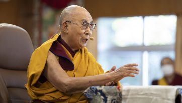 གཏོང་ལེན་སློབ་གྲྭའི་དགེ་ལས་སློབ་ཕྲུག་རྣམས་ལ་བཀའ་སློབ་སྩལ་བ།