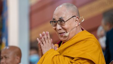 རྒྱལ་སྤྱིའི་པཱ་ལི་དང་ལེགས་སྦྱར་ཆོས་བརྒྱུད་ཀྱི་དགེ་འདུན་པའི་དབར་ཤེས་ཡོན་བརྗེ་ལེན་གྱི་ལས་གཞིའི་དབུ་འབྱེད་མཛད་སྒོར་ཆིབས་བསྒྱུར་བསྐྱངས་པ།