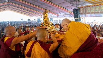 གནས་མཆོག་རྡོ་རྗེ་གདན་དུ་སེམས་བསྐྱེད་དང་བྱང་ཆུབ་སེམས་འགྲེལ་གྱི་བཀའ་ཆོས་སྩལ་བ། 