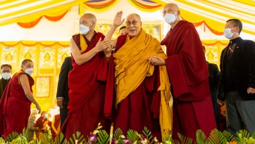 གནས་མཆོག་རྡོ་རྗེ་གདན་དུ་བྱང་ཆུབ་སེམས་འགྲེལ་དང་སྒྲོལ་མ་ཉེར་གཅིག་གི་རྗེས་གནང་བཀའ་དྲིན་སྩལ་བ། 