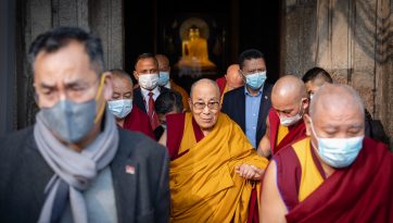 རྡོར་གདན་བྱང་ཆུབ་མཆོད་རྟེན་ཆེན་མོར་གནས་གཟིགས་མཛད་པ།