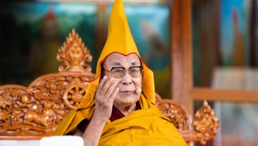 ཆོ་འཕྲུལ་དུས་ཆེན་ཉིན་སྐྱེས་རབས་དང་སེམས་བསྐྱེད་ཀྱི་ཆོས་འབྲེལ་བཀའ་དྲིན་སྩལ་བ། 