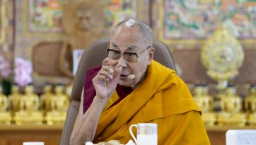 ན་གཞོན་གཙོ་འཛིན་སྒྲིག་འཛུགས་ཀྱི་ཚོགས་མི་ཁག་ཅིག་ལ་བཀའ་སློབ་སྩལ་བ། 