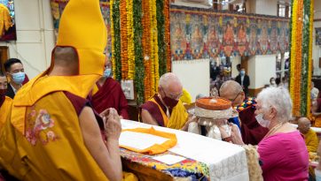 ཐེག་ཆེན་འཛིན་སྐྱོང་ཚོགས་པས་བརྟན་བཞུགས་བསྟར་འབུལ་ཞུས་པ། 