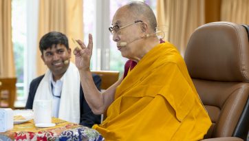 རྒྱ་གར་གྱི་ནང་པའི་རྗེས་འཇུག་ཁག་ཅིག་ལ་བཀའ་སློབ་སྩལ་བ།