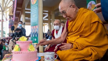 དགུང་གྲངས་ ༨༨ གྱི་འཁྲུངས་སྐར་མཛད་སྒོར་ཆིབས་བསྒྱུར་དང་བཀའ་སློབ་སྩལ་བ།