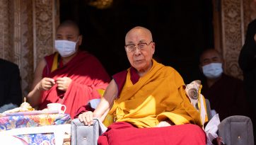 ལ་དྭགས་ཏོག་ཡུལ་དུ་མི་མང་ལ་བཀའ་སློབ་སྩལ་བ། 