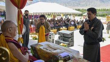 ལ་དྭགས་རི་ལྗོངས་ཡར་རྒྱས་ལྷན་ཚོགས་ཀྱིས་ཆེ་བསྟོད་ཀྱི་ཕེབས་སྐྱེལ་གསོལ་སྟོན་འདེགས་འབུལ་ཞུས་པ། 