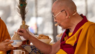 གཤམ་ཕྱོགས་མཁར་རྩེ་རུ་སྒྲོལ་དཀར་ཡིད་བཞིན་འཁོར་ལོའི་ཚེ་དབང་བཀའ་དྲིན་སྩལ་བ།