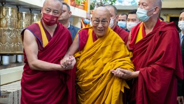 སྤྱན་རས་གཟིགས་ཀྱི་བཀའ་དབང་བཀའ་དྲིན་སྩལ་བ།